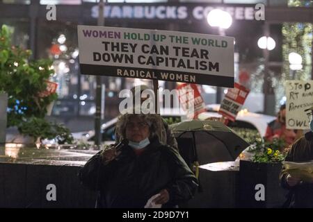 Seattle, USA. November 2020. Früh in der Nacht sprach die Sozialistische Partei der Freiheit bei der Kundgebung der Kshama Sawant Seattle Solidarity im Westlake Park. Kshama ist der einzige Sozialist im Stadtrat von Seattle. Quelle: James Anderson/Alamy Live News Stockfoto