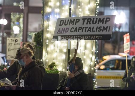 Seattle, USA. November 2020. Früh in der Nacht, die Freedom Socialist Party bei der Kshama Sawant Seattle Solidarity Kundgebung im Westlake Park. Kshama ist der einzige Sozialist im Stadtrat von Seattle. Quelle: James Anderson/Alamy Live News Stockfoto