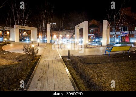 Nächtliche Beleuchtung des Platzes der Partnerstädte in Wladiwostok. Stockfoto