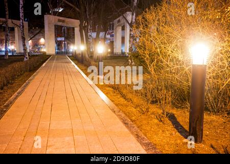 Nächtliche Beleuchtung des Platzes der Partnerstädte in Wladiwostok. Stockfoto