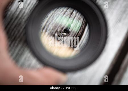 Einige kleine Schrauben an einer Lupe Objektiv fotografischen Glas ungemacht Nahaufnahme Stockfoto