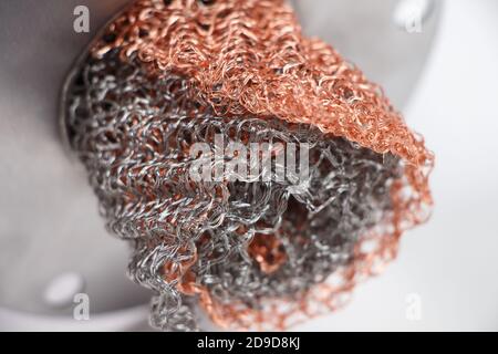 Nahaufnahme des metallgewalzten Gitterfilters in Eisenrohr Stockfoto