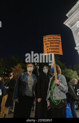 New York, New York, USA. November 2020. Während die USA auf die Wahlergebnisse warten, hält ein Protestler ein Zeichen, das den Faschismus nach einem Anti-Trump-marsch durch Greenwich Village anprangert Stockfoto