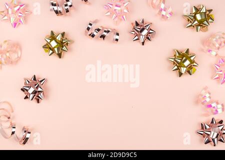 weihnachten oder Neujahr Rahmen Zusammensetzung. weihnachtsdekorationen in rosa Farben auf rosa Hintergrund mit leeren Kopieplatz für Text. Urlaub und celebrati Stockfoto