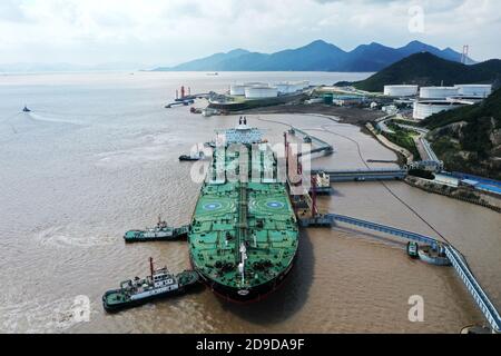 Ein Öltanker namens AL YARMOUK Harbours im Shihua Port and Cruel Oil is unloaded, Zhoushan City, East China’s Zhejiang Province, 15. Oktober 2020. ICH Stockfoto