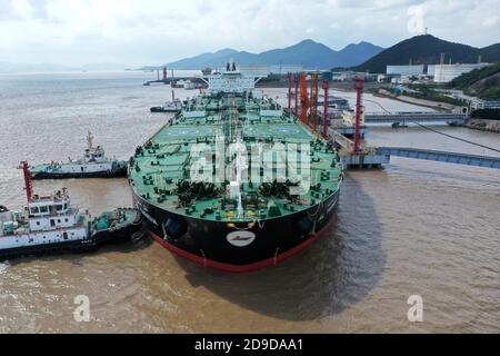 Ein Öltanker namens AL YARMOUK Harbours im Shihua Port and Cruel Oil is unloaded, Zhoushan City, East China’s Zhejiang Province, 15. Oktober 2020. ICH Stockfoto