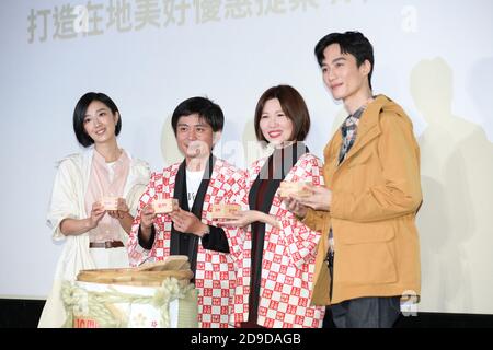 GWEI LUN-mei, taiwanesische Schauspielerin und Li Yinghong, taiwanesische Sängerin, teilen ihre Outfit-Ideen bei einer kommerziellen Aktivität in Taipei, Taiwan, 30. September 20 Stockfoto