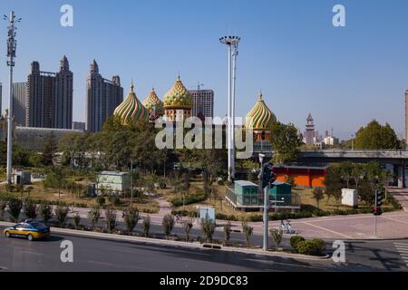 Landschaft von Xiangyun International Castle in der südwestlichen Ecke der südlichen zweiten Ringstraße der Zhonghua Straße, Qiaoxi Bezirk, Shijiazhuang Cit Stockfoto