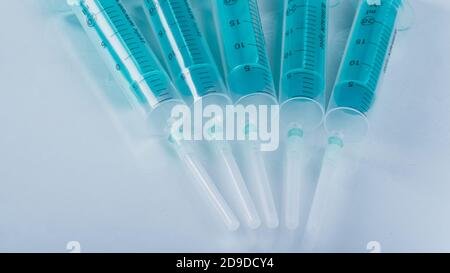 Medizin, Injektion, Impfstoff und Einwegspritze isoliert, Wirkstoffkonzept. Sterile Fläschchen medizinisch. Makro-Nahaufnahme auf Hintergründen grau. Stockfoto