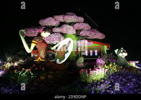 10 Mosaiksteine entlang der Chang'an Avenue werden aufgehellt, um den Nationalfeiertag und das Mittherbstfest in Peking, China, 28. September zu feiern Stockfoto