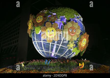 10 Mosaiksteine entlang der Chang'an Avenue werden aufgehellt, um den Nationalfeiertag und das Mittherbstfest in Peking, China, 28. September zu feiern Stockfoto