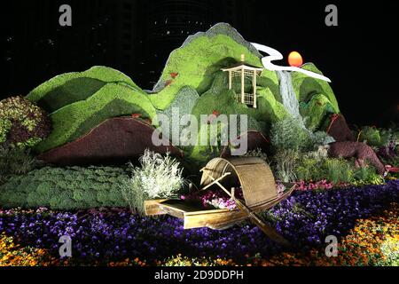 10 Mosaiksteine entlang der Chang'an Avenue werden aufgehellt, um den Nationalfeiertag und das Mittherbstfest in Peking, China, 28. September zu feiern Stockfoto