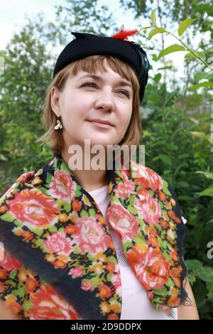 Portrait der Frau in Vintage-Kleidung im Park Stockfoto