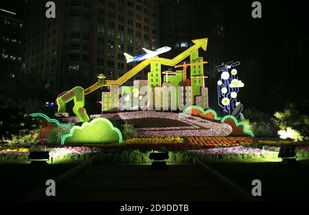 10 Mosaiksteine entlang der Chang'an Avenue werden aufgehellt, um den Nationalfeiertag und das Mittherbstfest in Peking, China, 28. September zu feiern Stockfoto