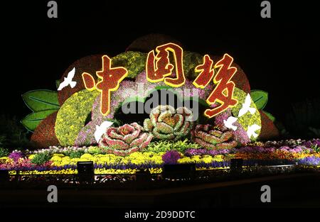 10 Mosaiksteine entlang der Chang'an Avenue werden aufgehellt, um den Nationalfeiertag und das Mittherbstfest in Peking, China, 28. September zu feiern Stockfoto