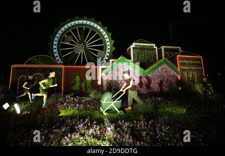 10 Mosaiksteine entlang der Chang'an Avenue werden aufgehellt, um den Nationalfeiertag und das Mittherbstfest in Peking, China, 28. September zu feiern Stockfoto