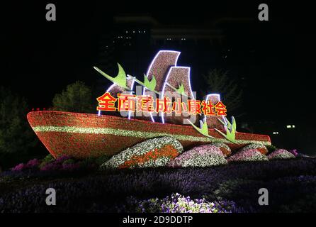 10 Mosaiksteine entlang der Chang'an Avenue werden aufgehellt, um den Nationalfeiertag und das Mittherbstfest in Peking, China, 28. September zu feiern Stockfoto