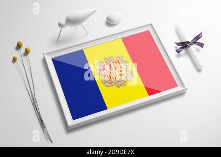 Andorra Flagge in Holzrahmen auf Tisch. Weißes natürliches weiches Konzept, nationale Feier Thema. Stockfoto
