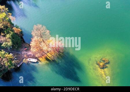 Huangshan, Huangshan, China. November 2020. CHINA-Luftbild aufgenommen am 4. November 2020 zeigt taiping See in Huangshan Stadt, Ost-China Anhui Provinz.Taiping See landschaftlich erstreckt sich über eine Gesamtfläche von 88 Quadratkilometern.der See ist mit Inseln unterschiedlicher Größe und Höhe übersät, Die zufällig verstreut sind, gebrochen oder sogar in der Weite der Wellen schwimmen, genau wie Berge auf dem Meer.Taiping See ist eine nationale AAAA Touristenattraktion und ein nationaler Wasserkonservatorium szenischen Ort. Es ist bekannt als ''Huangshan Lovers'', ''Chinesische Jade'', ''Perle der Welt'' und ''Genfersee o Stockfoto