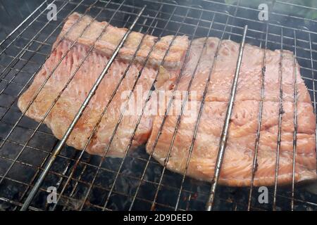 Blick auf die gerösteten Forellenfilets auf dem Grill Stockfoto