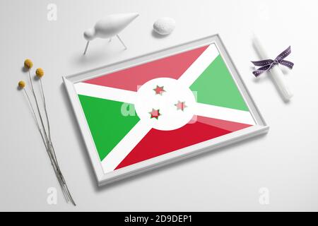 Burundi Flagge in Holzrahmen auf Tisch. Weißes natürliches weiches Konzept, nationale Feier Thema. Stockfoto