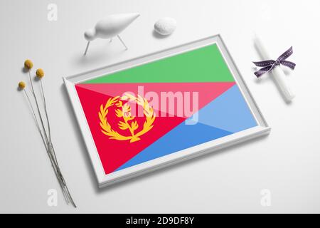 Eritrea Flagge in Holzrahmen auf Tisch. Weißes natürliches weiches Konzept, nationale Feier Thema. Stockfoto