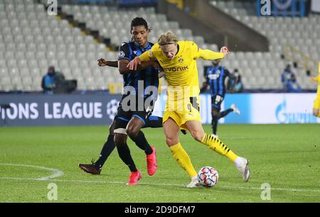 Erling Haaland von Borussia Dortmund und Simon Deli vom Club Brugge während der UEFA Champions League, Gruppenphase, Gruppe F Fußballspiel zwischen Club Brugge und Borussia Dortmund am 4. November 2020 im Jan Breydel Stadion in Brügge, Belgien - Foto Sebastian El-Saqqa / firo Sportphoto / DPPI / LM Stockfoto