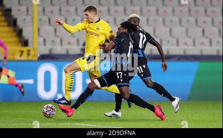 Thomas Meunier von Borussia Dortmund und Simon Deli vom Club Brugge während der UEFA Champions League, Gruppenphase, Gruppe F Fußballspiel zwischen Club Brugge und Borussia Dortmund am 4. November 2020 im Jan Breydel Stadion in Brügge, Belgien - Foto Sebastian El-Saqqa / firo Sportphoto / DPPI / LM Stockfoto