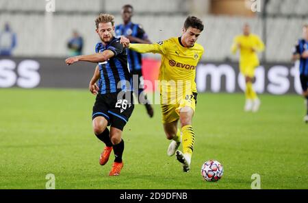 Giovanni Reyna von Borussia Dortmund und Mats Rits von Club Brugge während der UEFA Champions League, Gruppenphase, Gruppe F Fußballspiel zwischen Club Brugge und Borussia Dortmund am 4. November 2020 im Jan Breydel Stadion in Brügge, Belgien - Foto Sebastian El-Saqqa / firo Sportphoto / DPPI / LM Stockfoto