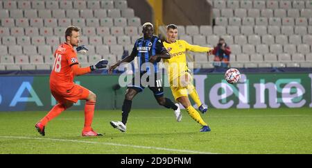 Thomas Meunier von Borussia Dortmund und Krepin Diatta, Simon Mignolet vom Club Brugge während der UEFA Champions League, Gruppenphase, Gruppe F Fußballspiel zwischen Club Brugge und Borussia Dortmund am 4. November 2020 im Jan Breydel Stadion in Brügge, Belgien - Foto Sebastian El-Saqqa / firo Sportphoto / DPPI / LM Stockfoto