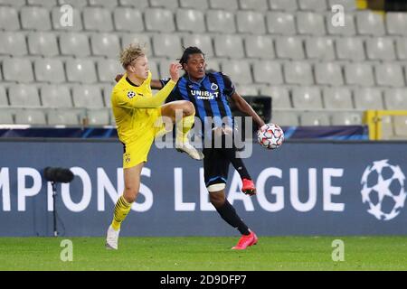 Erling Haaland von Borussia Dortmund und Simon Deli vom Club Brugge während der UEFA Champions League, Gruppenphase, Gruppe F Fußballspiel zwischen Club Brugge und Borussia Dortmund am 4. November 2020 im Jan Breydel Stadion in Brügge, Belgien - Foto Sebastian El-Saqqa / firo Sportphoto / DPPI / LM Stockfoto