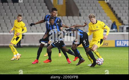 Erling Haaland von Borussia Dortmund und Odilon Kossounou, Simon Deli vom Club Brugge während der UEFA Champions League, Gruppenphase, Gruppe F Fußballspiel zwischen Club Brugge und Borussia Dortmund am 4. November 2020 im Jan Breydel Stadion in Brügge, Belgien - Foto Sebastian El-Saqqa / firo Sportphoto / DPPI / LM Stockfoto