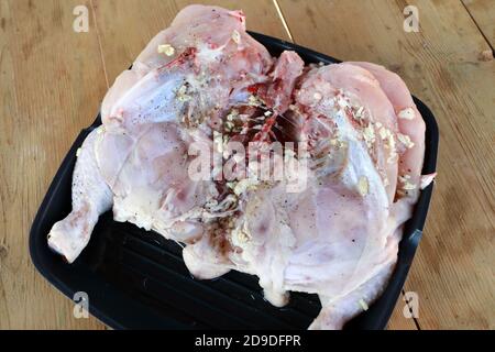 Roher Hühnertabak in Pfanne auf Holztisch Stockfoto