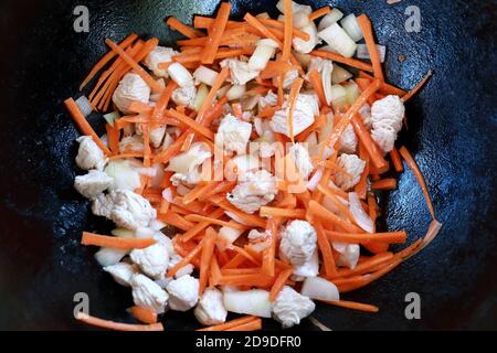 Braten Sie Fleisch mit Zwiebeln und Karotten in Kessel für Pilaf Stockfoto