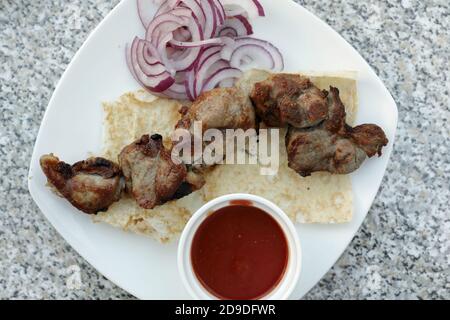 Lammfisch-Kebab auf Pita-Brot im Restaurant Stockfoto