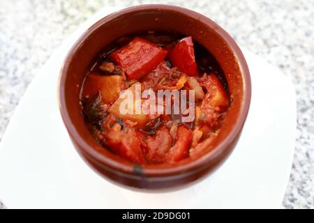 Schüssel mit Ajapsandali-Gericht, georgianischer Auberginen-Eintopf im Restaurant Stockfoto