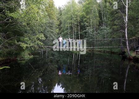 Familie auf Hängebrücke über den Fluss, Karelien Stockfoto