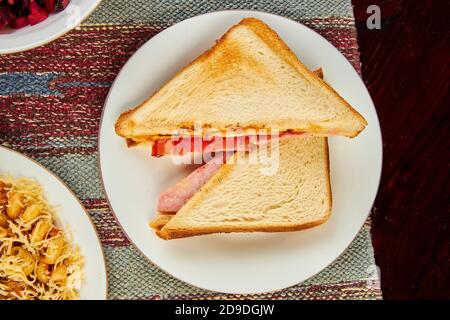 Sandwiches mit Tomaten und Schinken in einem Café aus nächster Nähe Stockfoto