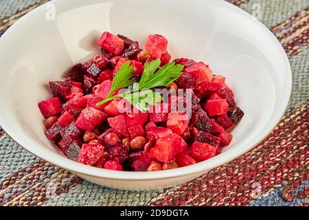 Vinegret oder Vinaigrette, roter Rübensalat mit gekochtem und eingelegtem Gemüse Stockfoto