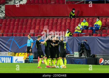 Magomed-Chapi Souleimanov von Krasnodar feiert nach seinem Tor mit Teamkollegen während der UEFA Champions League, Gruppenphase, Gruppe E Fußballspiel zwischen Sevilla FC und FK Krasnodar am 4. November 2020 im Ramon Sanchez Pizjuan Stadion in Sevilla, Spanien - Foto Joaquin Corchero/Spanien DPPI/DPPI/LM Kredit: Paola Benini/Alamy Live News Stockfoto