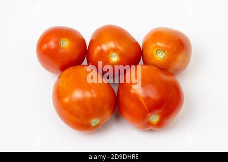 Schöne frische rote Tomaten isoliert auf weißem Hintergrund Stockfoto