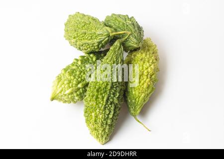 Bittere Melonen oder bittere Kürbisse isoliert auf weißem Hintergrund Stockfoto