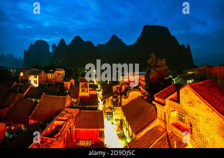 Guangxi guilin yangshuo Bezirk Xing Ping Stadt in der Nacht Stockfoto