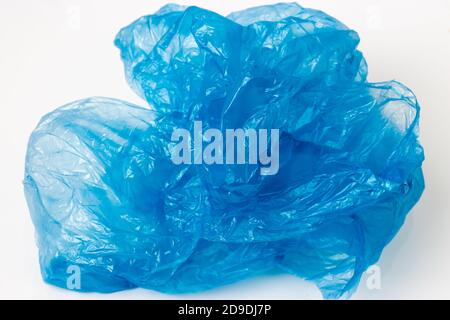 Verformtes blaues transparentes Polyethylen auf weißem Hintergrund Stockfoto
