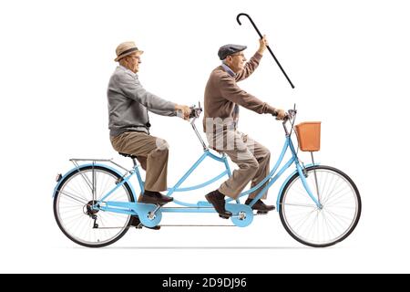 Zwei fröhliche Rentner, die auf einem blauen Zwillingsfahrrad isoliert fahren Weißer Hintergrund Stockfoto