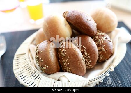Korb mit verschiedenen Brötchen in einem Restaurant Stockfoto