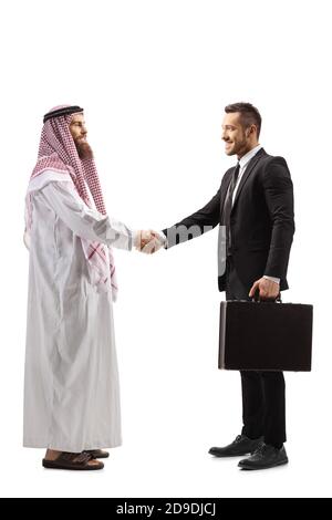 In voller Länge Profilaufnahme eines arabers, der sich die Hände schüttelt Ein Geschäftsmann isoliert auf weißem Hintergrund Stockfoto