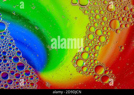 Abstrakte bunte Blasen. Mischen von Wasser und Öl. Unrealistische farbige Blasen, unterschiedliche Farbfilter Stockfoto