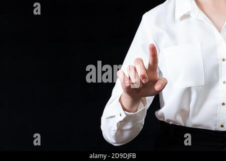 Geschäftsfrau vor visuellem Touchscreen, isoliert auf schwarzem Hintergrund. Geschäftskonzept. Online-Lernen Stockfoto