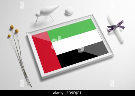 Flagge der Vereinigten Arabischen Emirate in Holzrahmen auf dem Tisch. Weißes natürliches weiches Konzept, nationale Feier Thema. Stockfoto